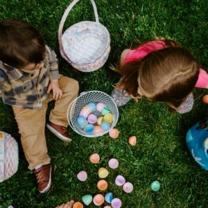 bambini caccia alle uova